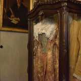 Nella stanza adiacente ecco una vetrinetta con due pregiati vestiti del 700. Fanno parte di un antico corredo trovato in un baule. Sono in seta e filigrana d�argento. Erano 16 in origine, gli altri sono stati donati al Palazzo Pitti di Firenze